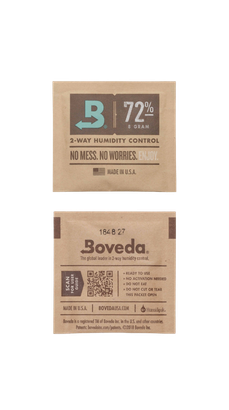 Kleines, rechteckiges Boveda-Feuchtigkeitspad in brauner Verpackung, beidseitig abgebildet. Vorderseite: „Boveda“, „72% RH“ und „2-WAY HUMIDITY CONTROL“. Rückseite: QR-Code und Anwendungshinweise.